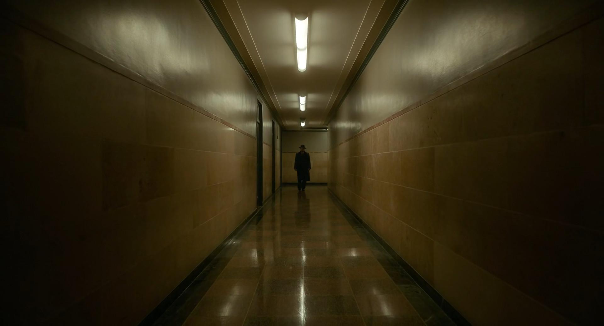 Captures the feel of film noir but not the zip