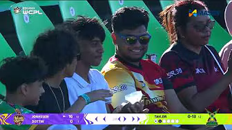 Jess Jonassen clears the ropes for the first Massy Maximum of the match 🙌