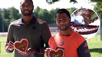 "Today I'm making a gingerbread heart for Michael Olise!" 😂💪 | FC Bayern Gingerbread Challenge