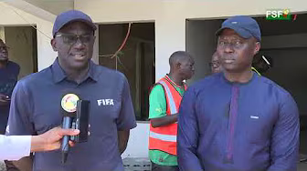 Le Président de la FSF et des représentants de la FIFA visitent le chantier du stade Demba Diop
