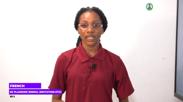 2 Se plaindre (eg ennui irritation,...