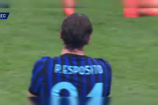 [Highlights] Sudden acceleration! Esposito's edge-of-the-box curler drifts just wide of the post