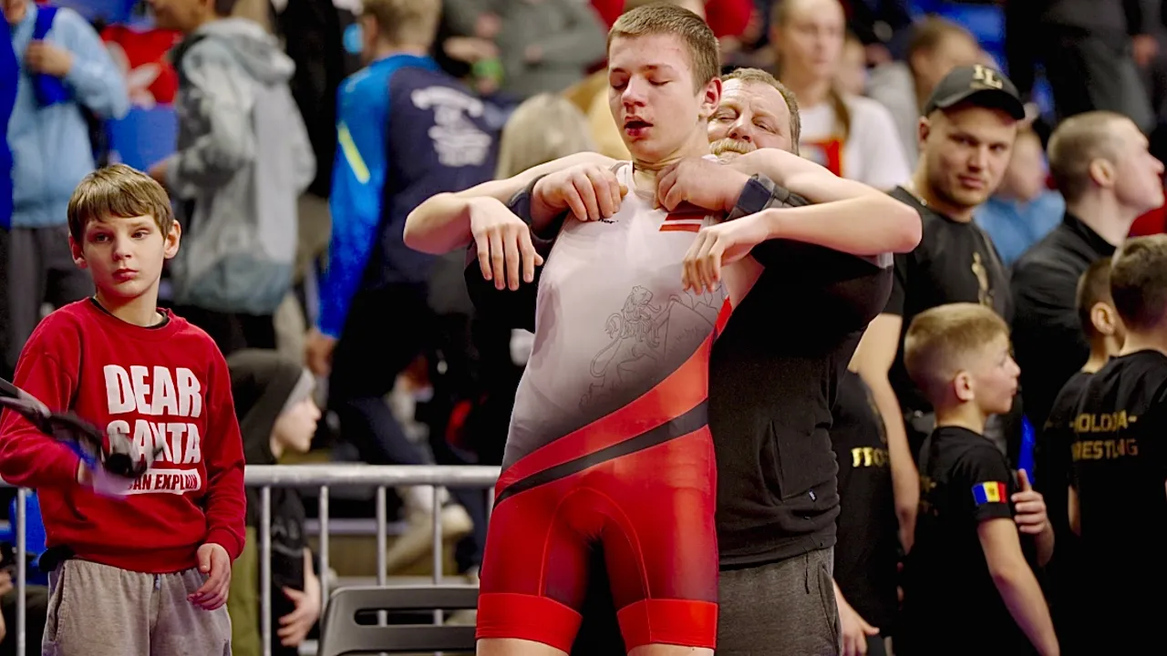 U17 Martins Krembergs (LAT) vs Chetanjit Dhesi (CAN) 71kg. Freestyle boys youth wrestling. B-cam-man