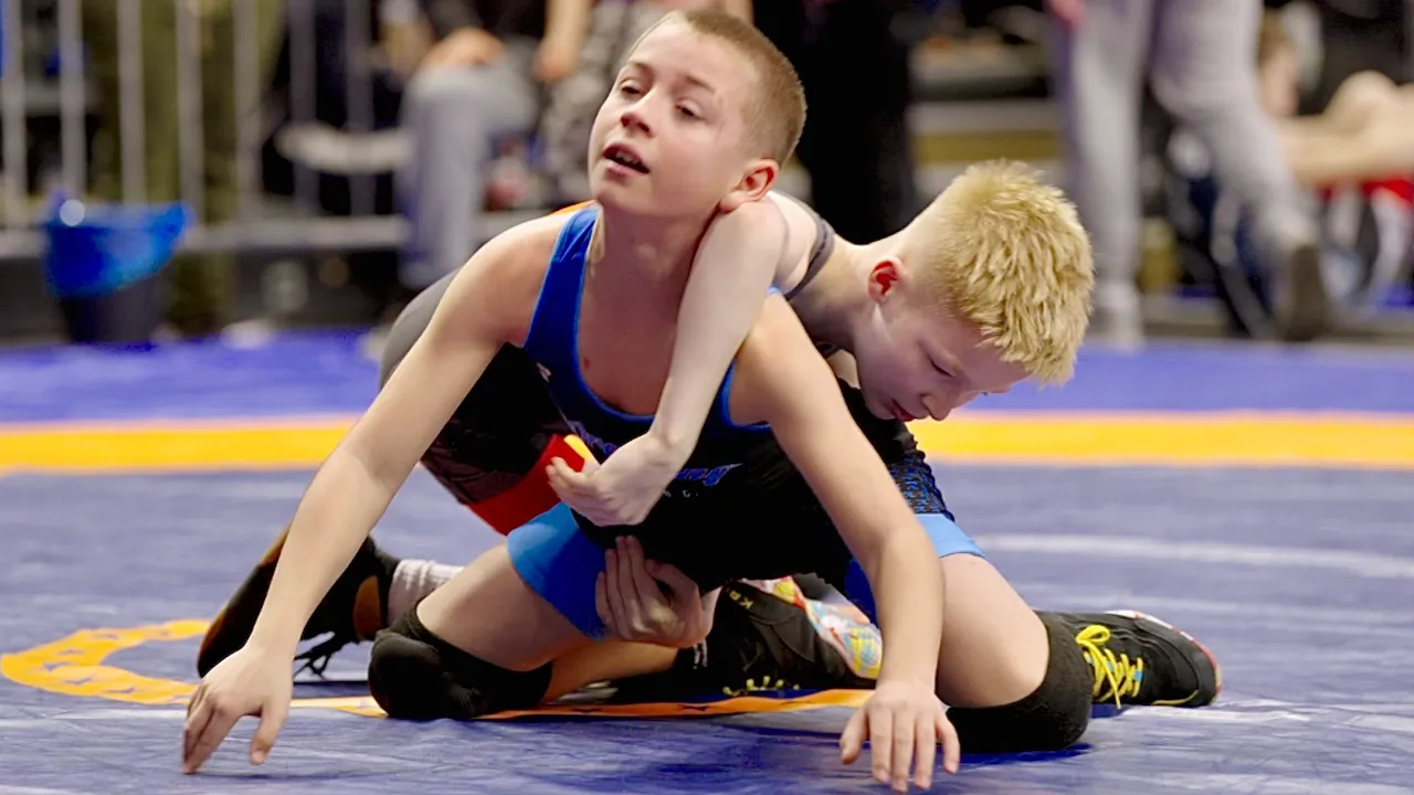 U13 Lenn Schenk (GER) vs Lukass Zikars (LAT) 35kg. Freestyle boys youth wrestling. B-cam-man