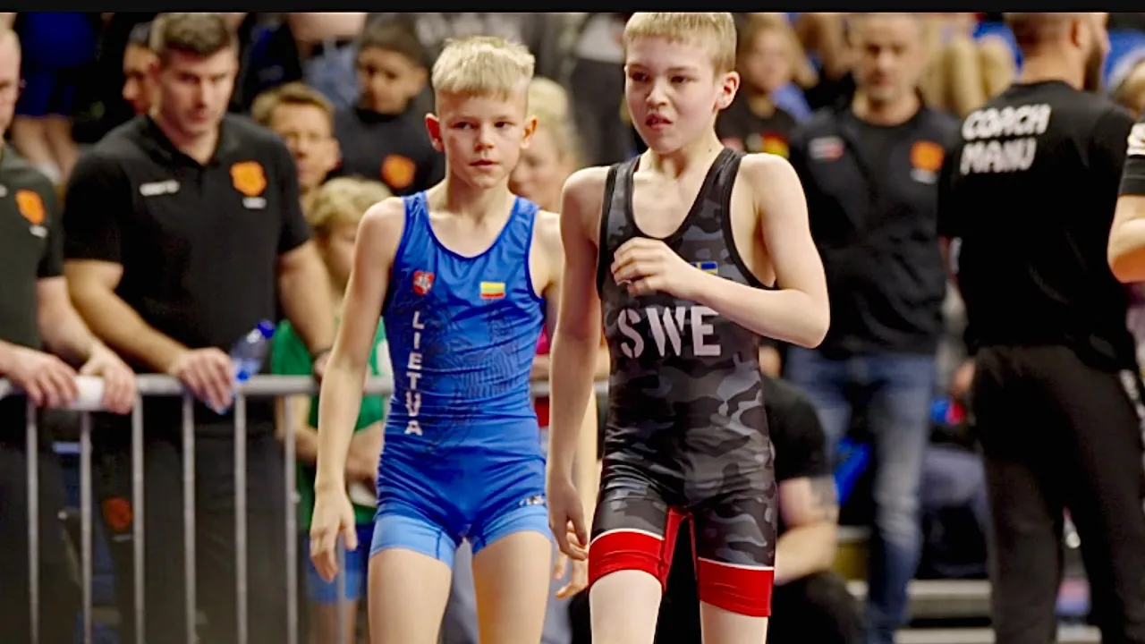 U13 Charlie Wolfgang (SWE) vs Matas Vysniauskas (LTU) 32kg. Greco-roman boys wrestling. B-cam-man