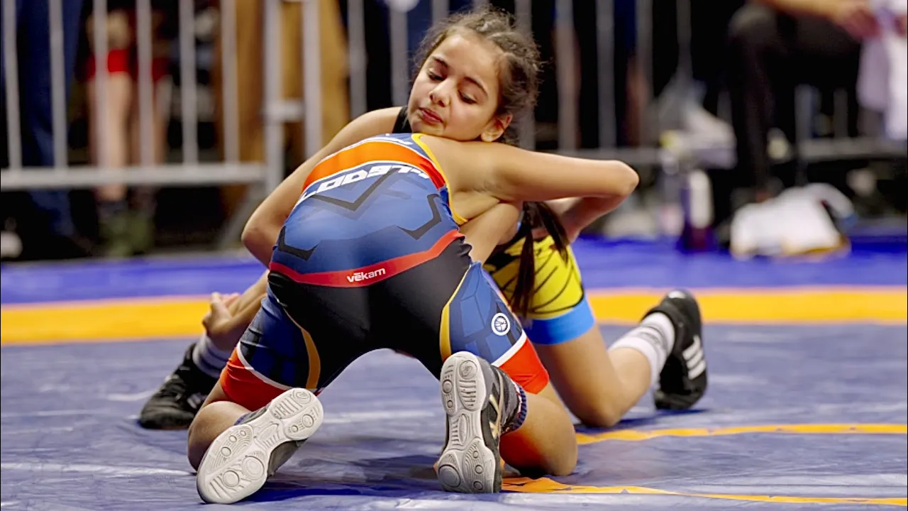 U13 Magdalena Liedlave (FRA) vs Mona Norouzi (FIN) 32kg. Women girls youth wrestling. B-cam-man