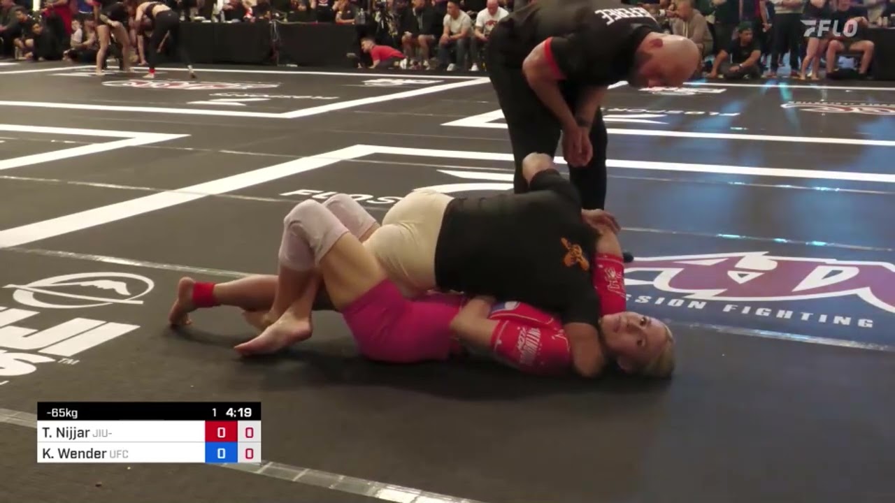Grapplematch: Kirsten Wender (Barbie) is dominated on the ground