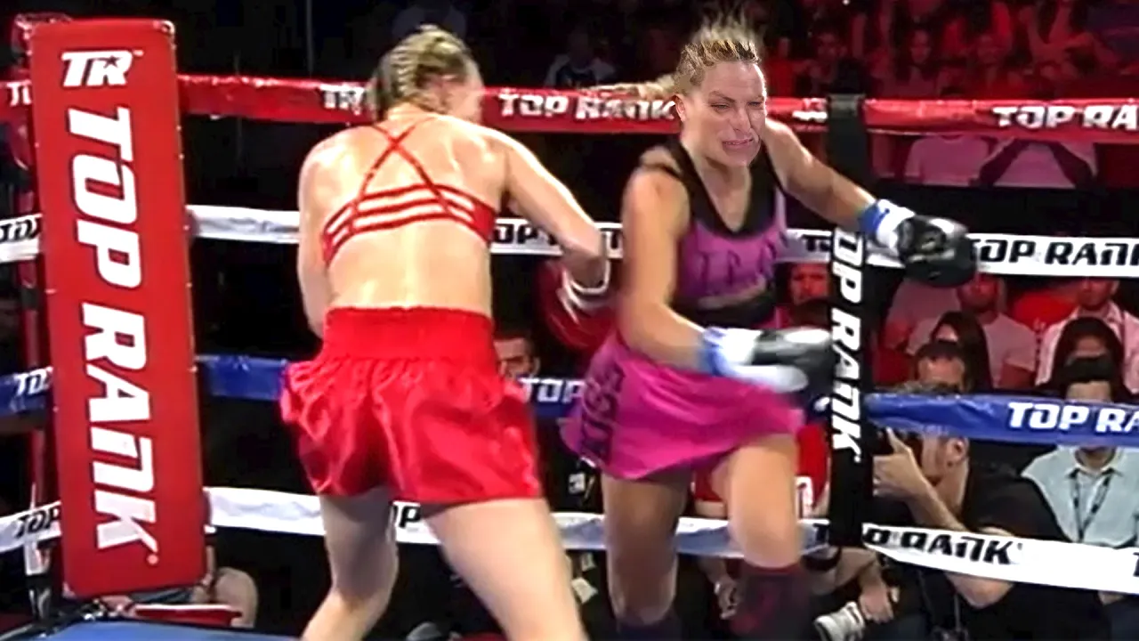 Quiso salir CORRIENDO de la PELEA y el REFEREE tuvo que DETENERLA