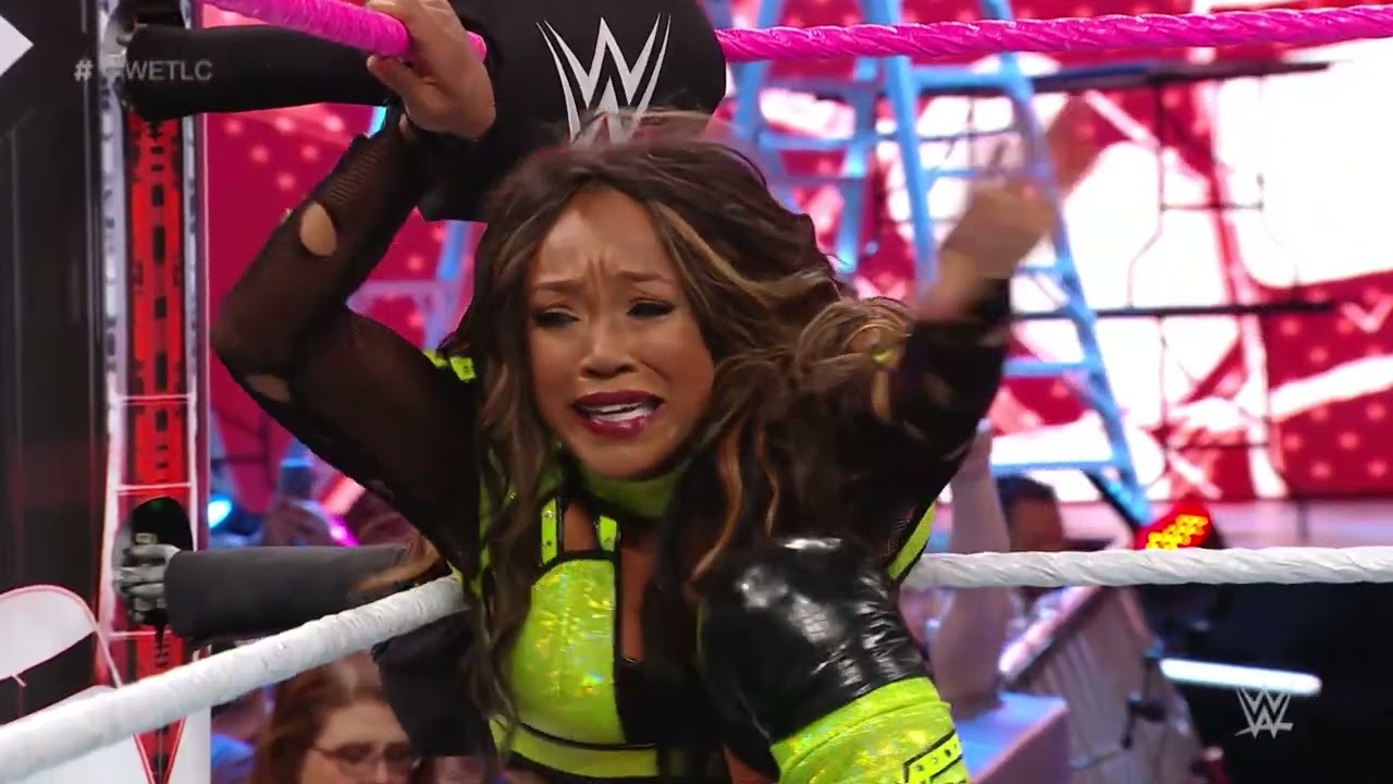 WWE TLC Alicia Fox vs Sasha Banks 2017