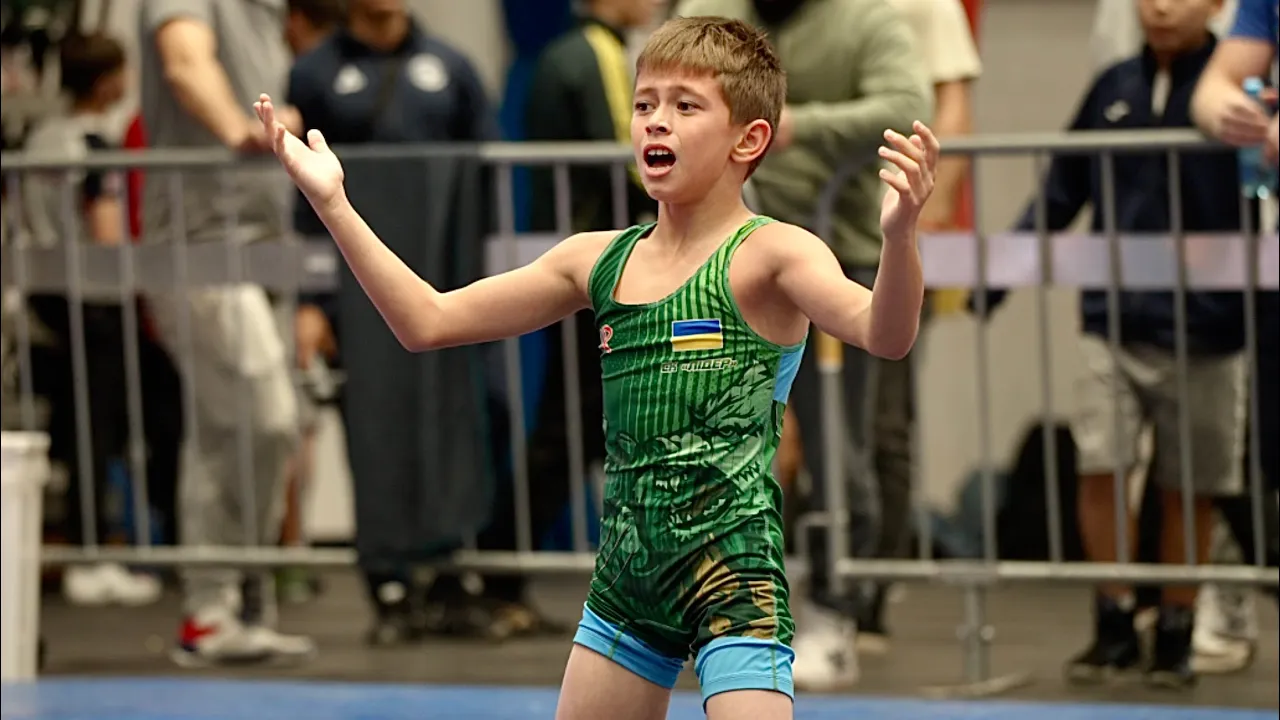 U13 Volodymyr Kirichenko (UKR) vs Serhiy Berezhnok (UKR) 29kg. Greco-roman boys wrestling. B-cam-m