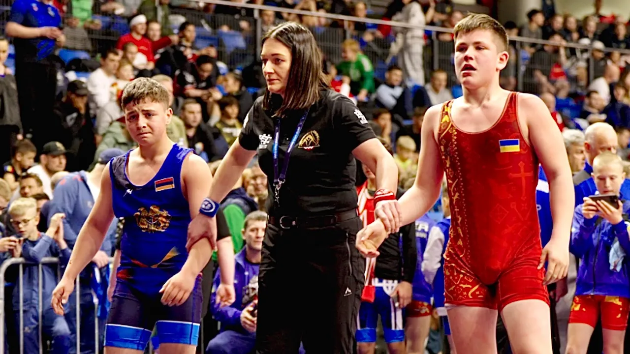 U13 Andriy Vitkovskyy (UKR) vs Alex Abrahamyan (ARM) 59kg. Greco-r boys youth wrestling. B-cam-man