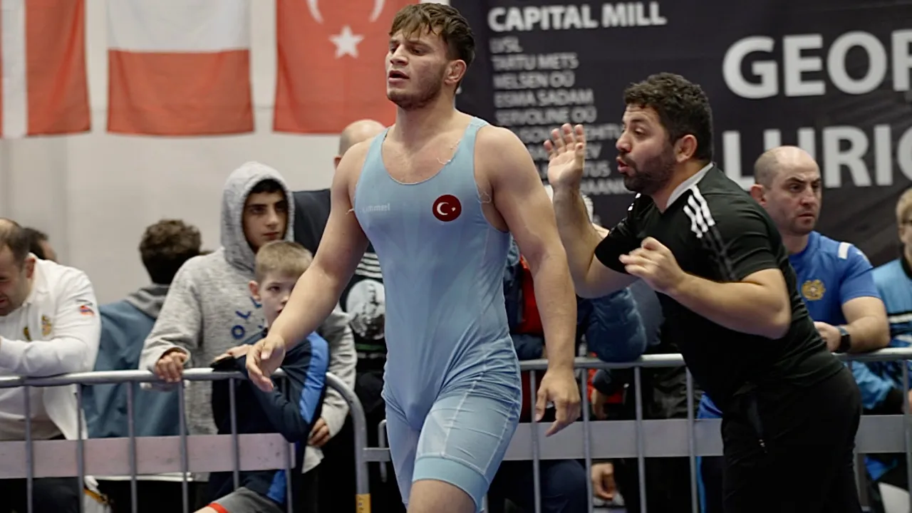U17 Luka Lashxia (GEO) vs Burak Akdag (TUR) 92kg. Greco-roman boys youth wrestling. B-cam-man