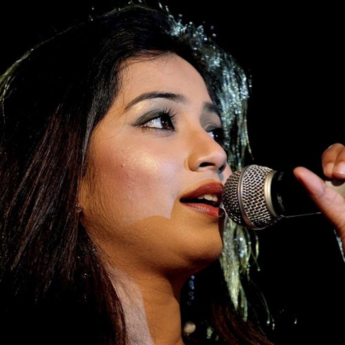 Main ranj-o-gham ko chod doon, Main tum ko bhul jaon, Yun keh raho ho jaise, Mere bas ki baat hai