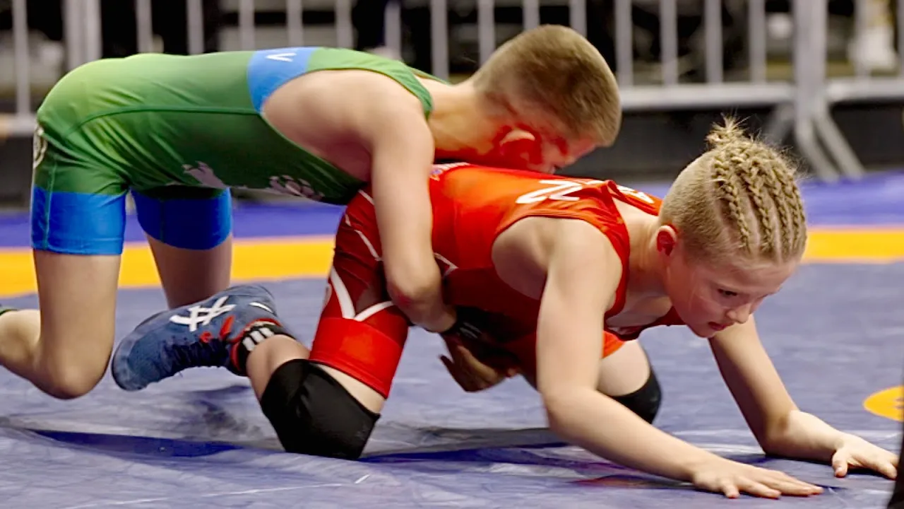U13 Oiva Alanen (FIN) vs Aleksandur Vladimirov (BUL) 32kg. Freestyle boys youth wrestling. B-cam-man