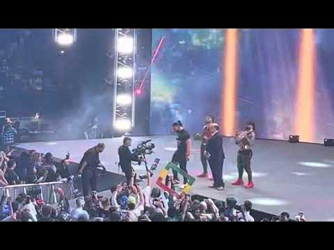 Así llegó Roman Reigns como Campeón Universal de WWE a Raw en Dallas abril 2022