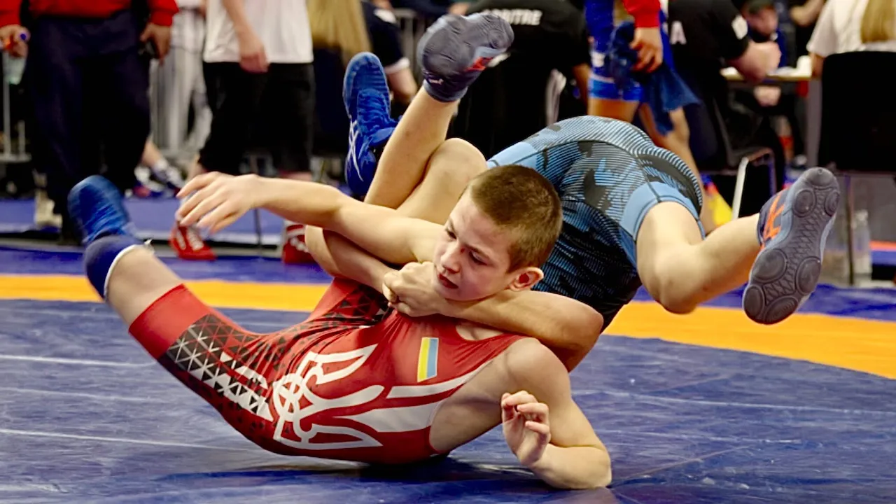 U15 Volodymyr Zhyliuk (UKR) vs Abubakr Biysultanov (BEL) 41kg. Freestyle boys wrestling. B-cam-man