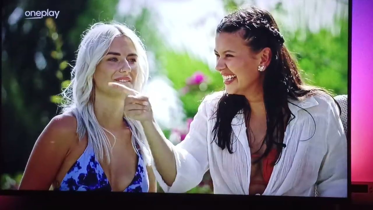 SEXY WOMEN'S GARDEN DUELS 🦵🦵💪💪