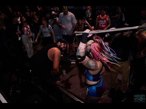 Hoodie Howlett vs Heidi Howitzer