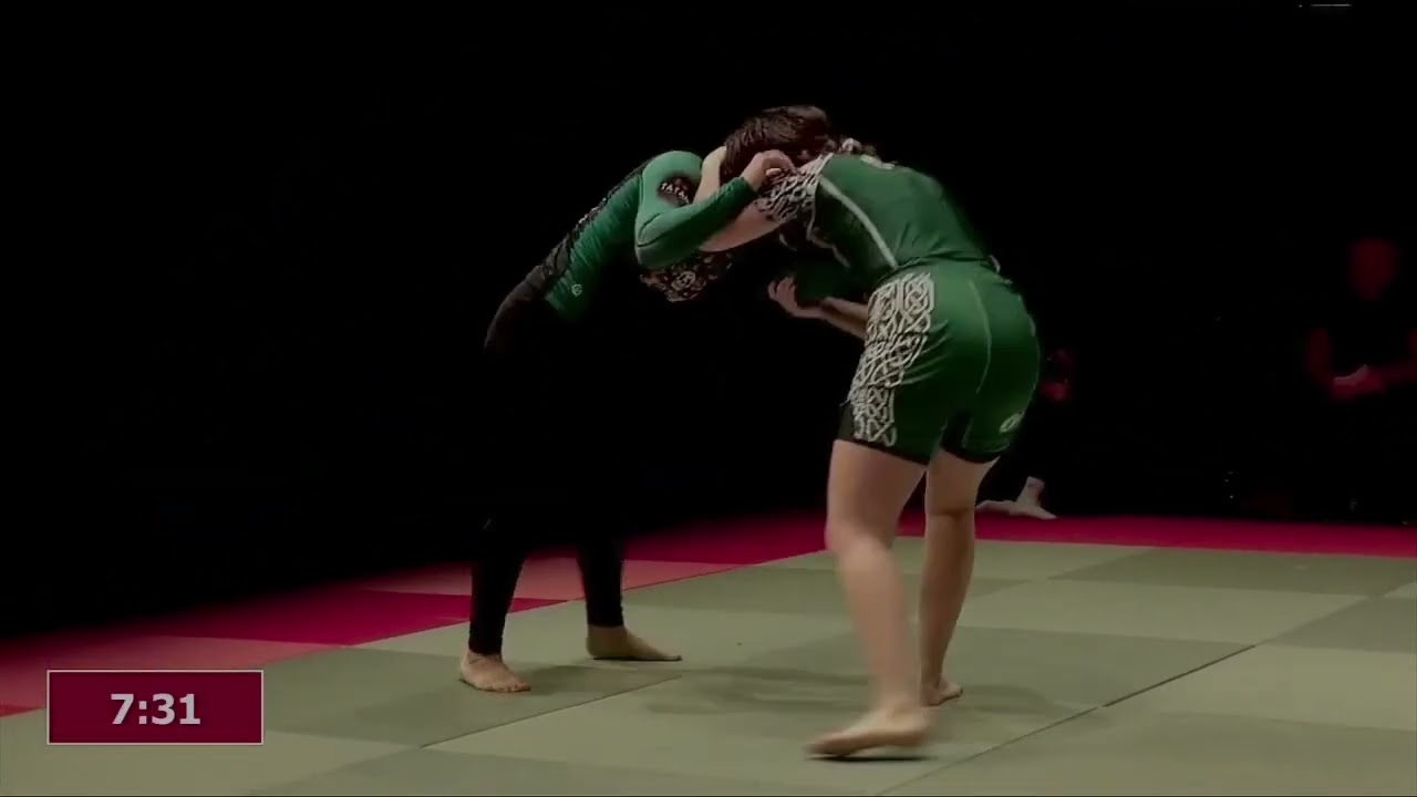 5.FIGHT (girl in black leggins VS girl in shorts)