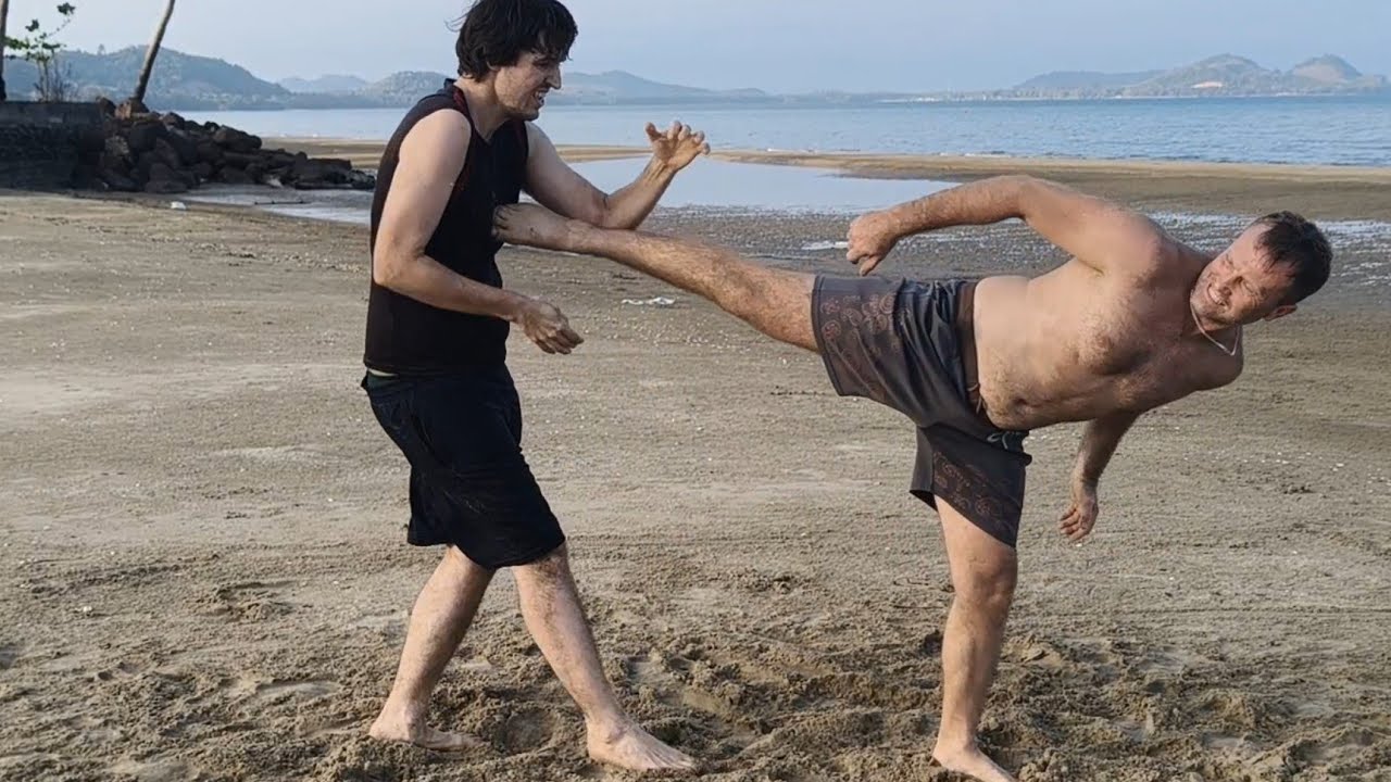 Beach Kickboxing Sparring 🔥 Intense Muay Thai Training by the Sea