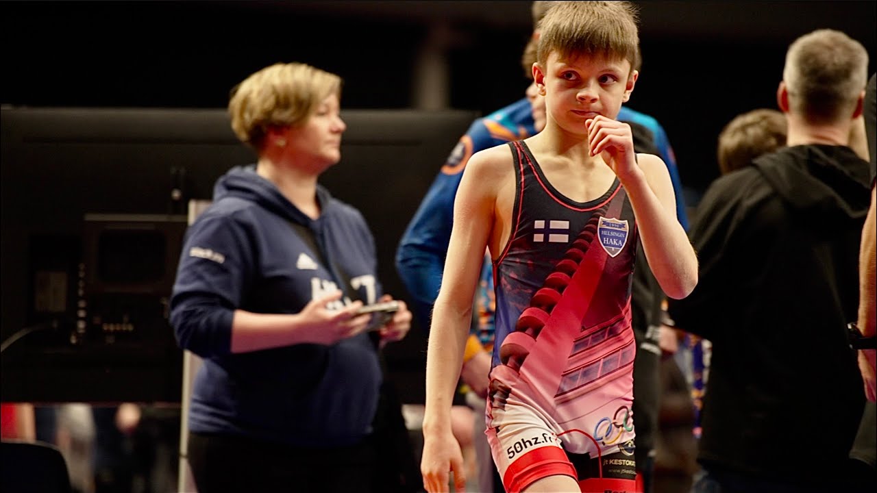 U13 Vili Huittinen (FIN) vs Pius Wörner (GER) 38kg. Greco-r boys youth wrestling. B-cam-man