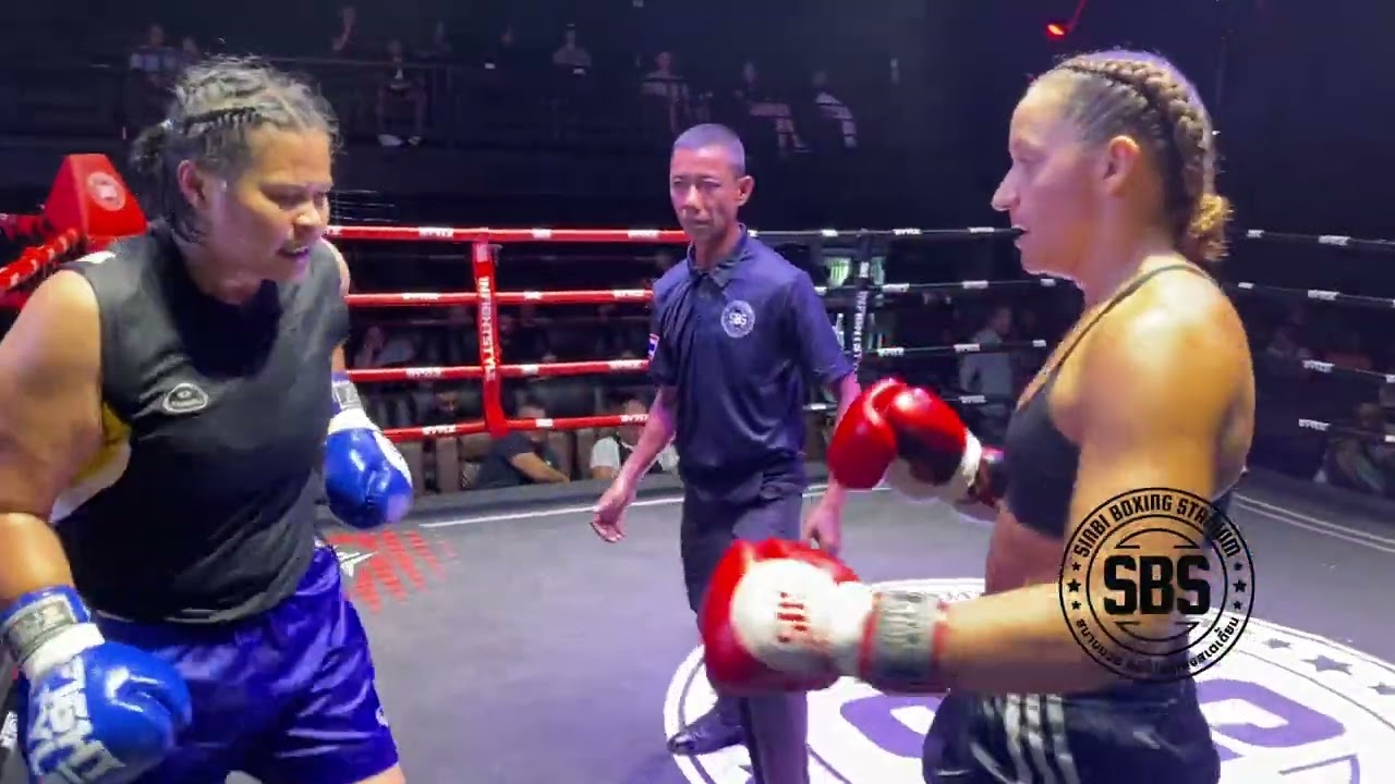 Adriana Sinbi Muay Thai ๐บ๐ธ (red) defeats Lookpla R.R. Kila Nakhon Si ๐น๐ญ(blue) by decision
