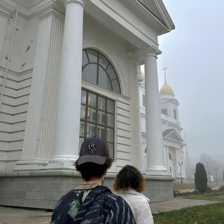 Между нами