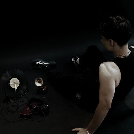tóc đen, da vàng cover art