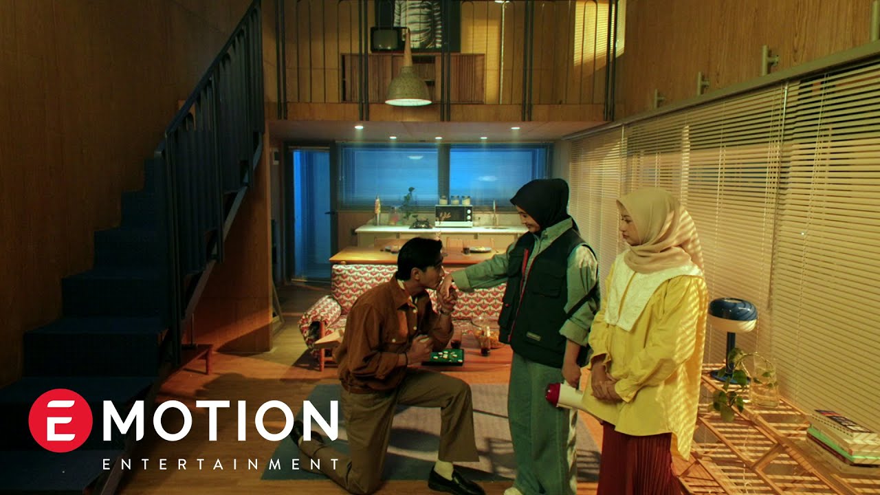 Juicy Luicy - Lampu Kuning (Official Music Video) cover art