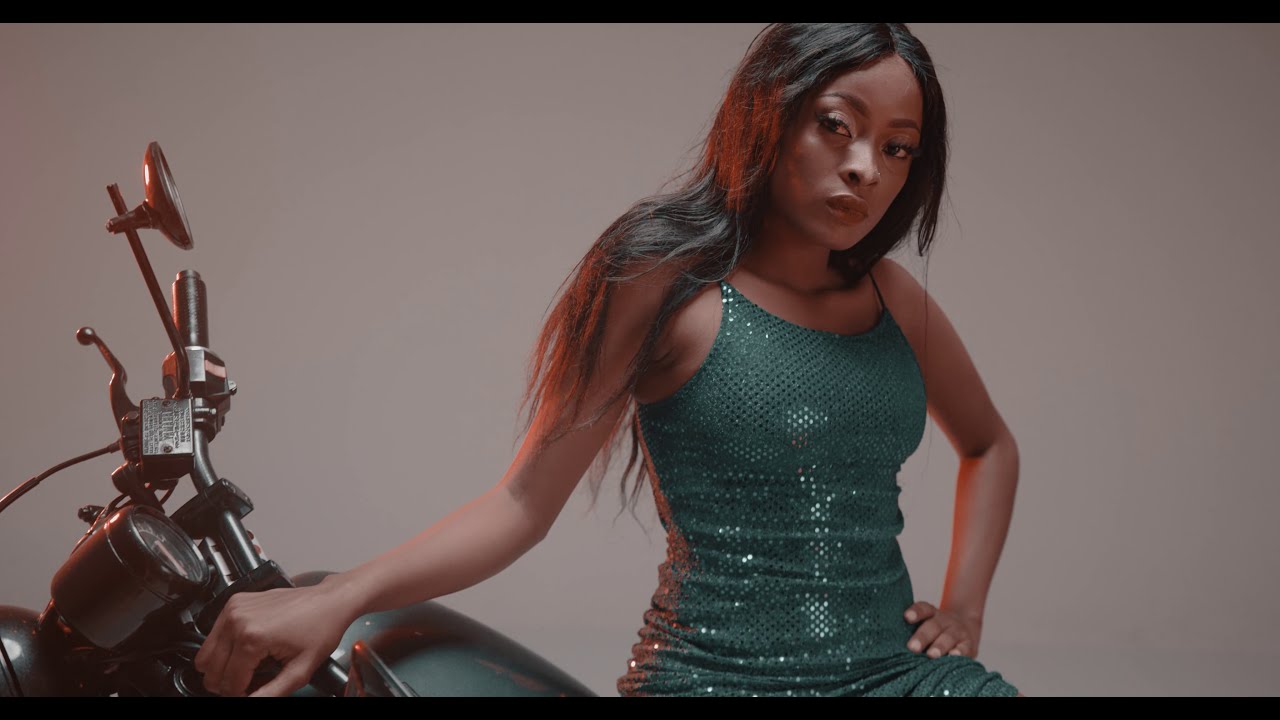 Young Lunya - Moto (Official Music Video) cover art