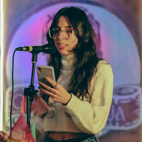 Comparto una casa (En Vivo) ft. Sara Zuluaga cover art