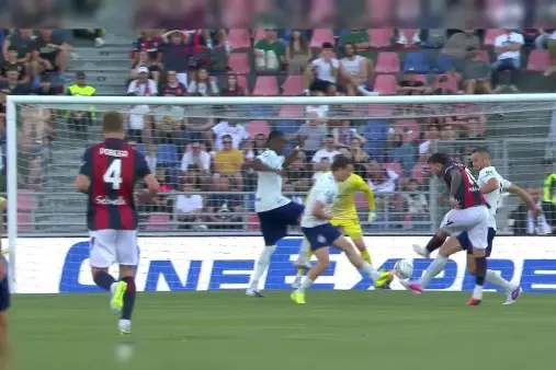 [Highlights] Bernardeschi cuts inside and fires a powerful shot, but it's too straight and saved by the goalkeeper diving down