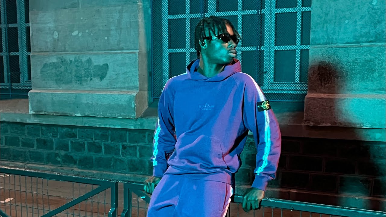LA MANO 1.9 - VERSACE (Clip Officiel)