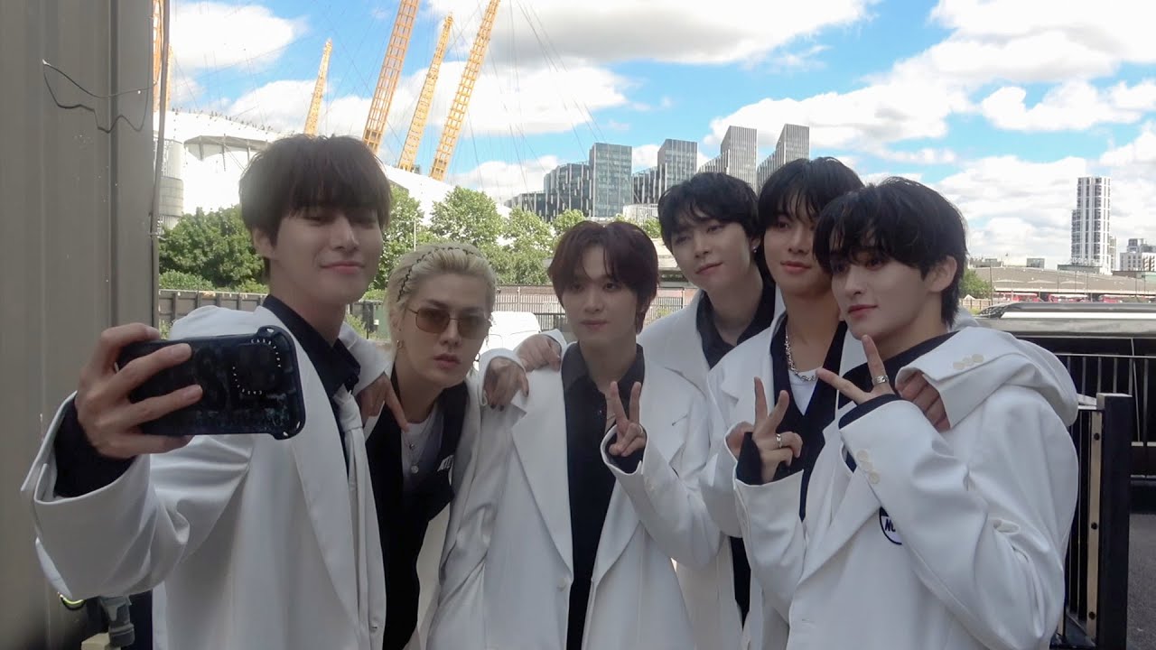 오늘도 이겨내자💪이겨내자고🔥 | SMTOWN LIVE 2025 in MEXICO CITY, LA, LONDON Behind cover art