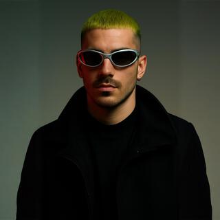 NO COMANDO cover art