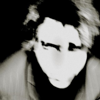 la silhouette d'un chanteur au milieu des flammes cover art