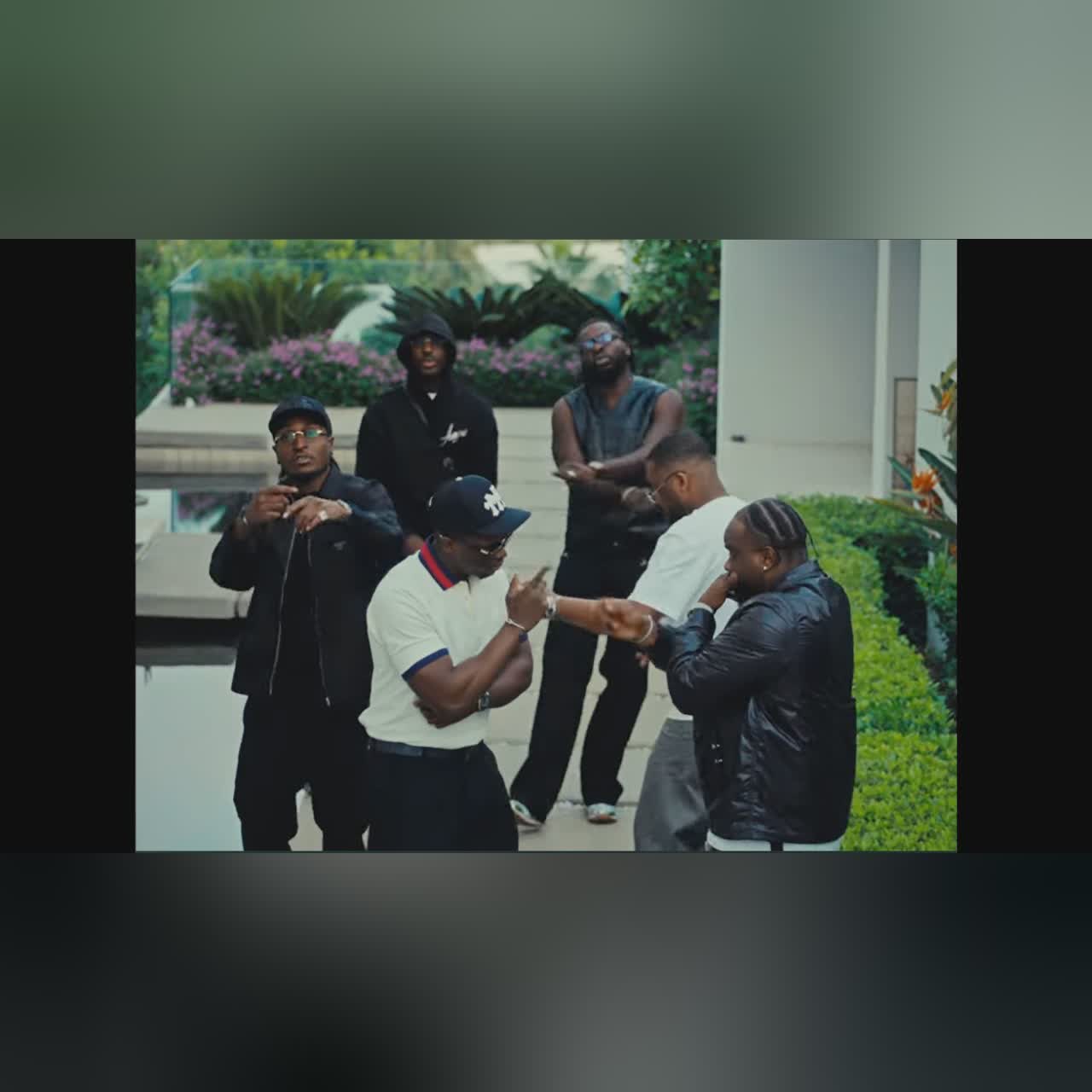 À l'aise cover art