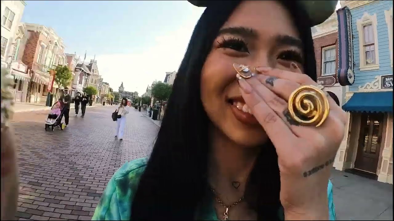 Turning 18 (dyésiotso) in Hong Kong Disneyland!!! cover art