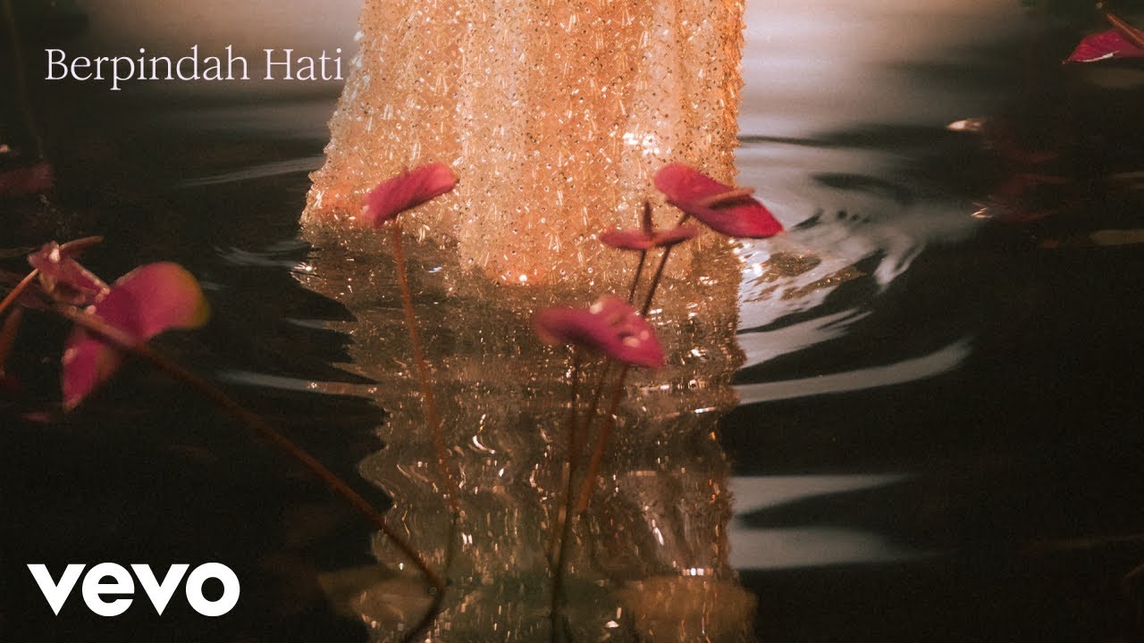 Raisa - Berpindah Hati (Official Lyric Video) cover art