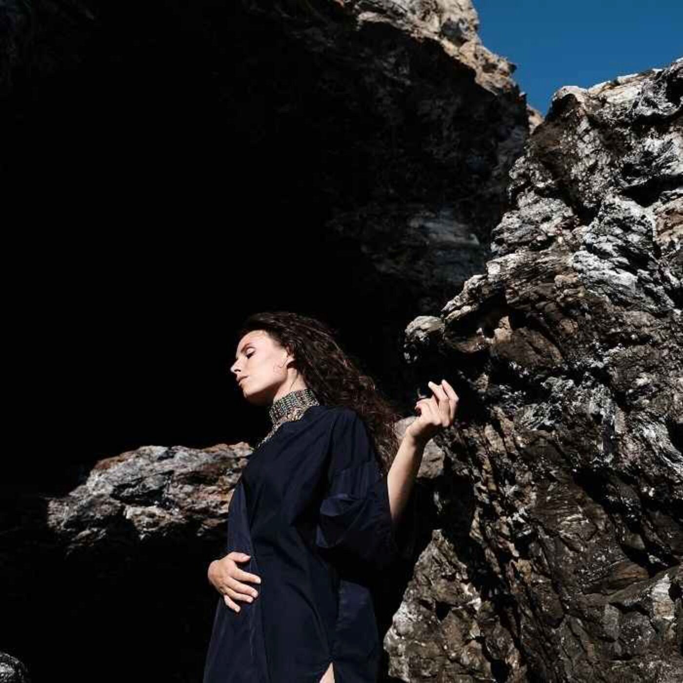 "On me dit pythie, prêtresse, sorcière" (Dafné Kritharas) cover art