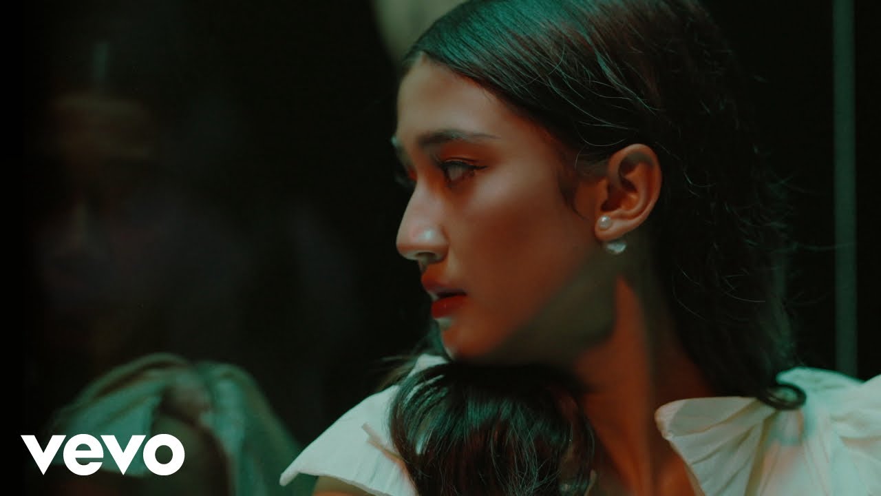 Keisya Levronka - Hidup Tanpamu (Official Music Video) cover art