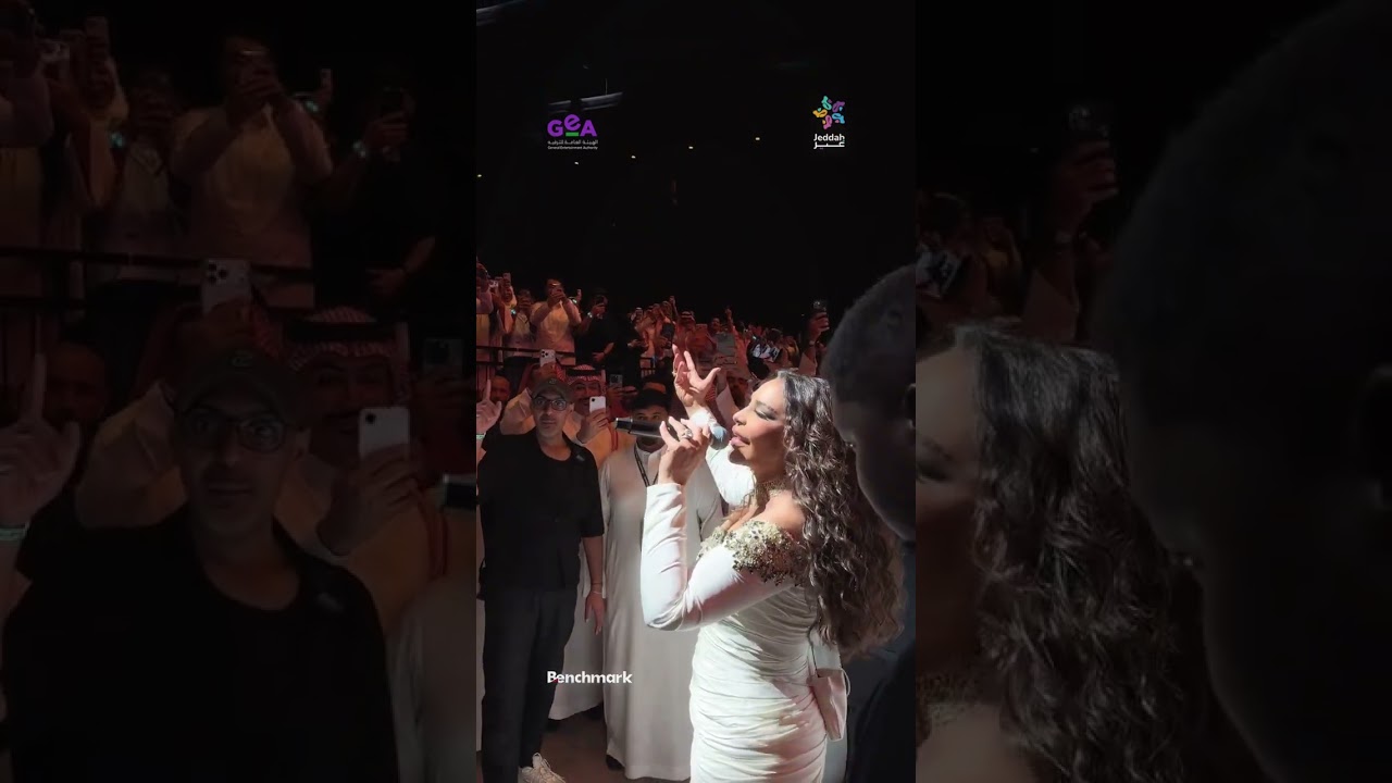 فنانة العرب وسط جمهورها 😍💙💙 cover art