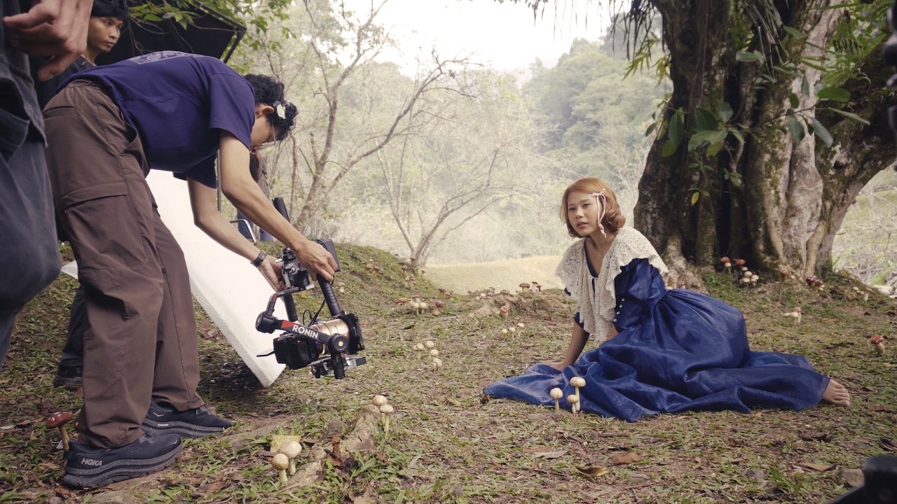 Di Balik Video Musik Moonlight cover art