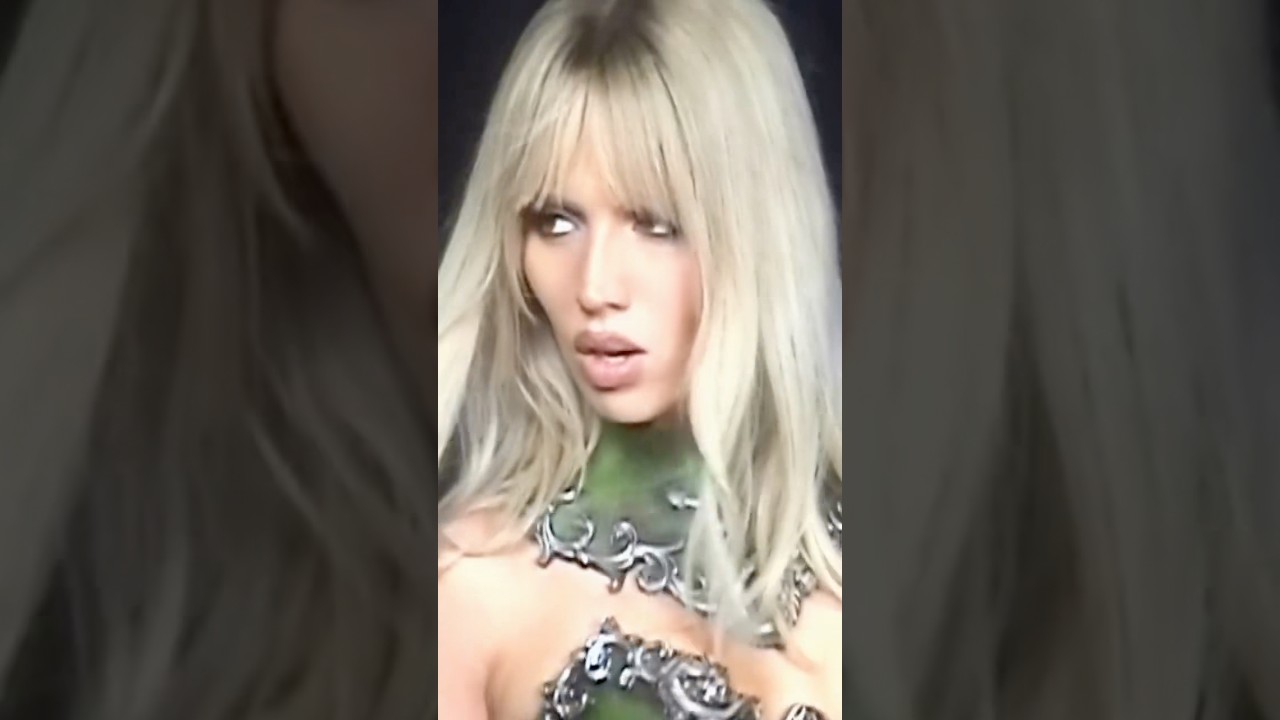 Что тебя тянет ко мне, так и не понял😏Я Горгона, я Горгона🐍21.08. cover art