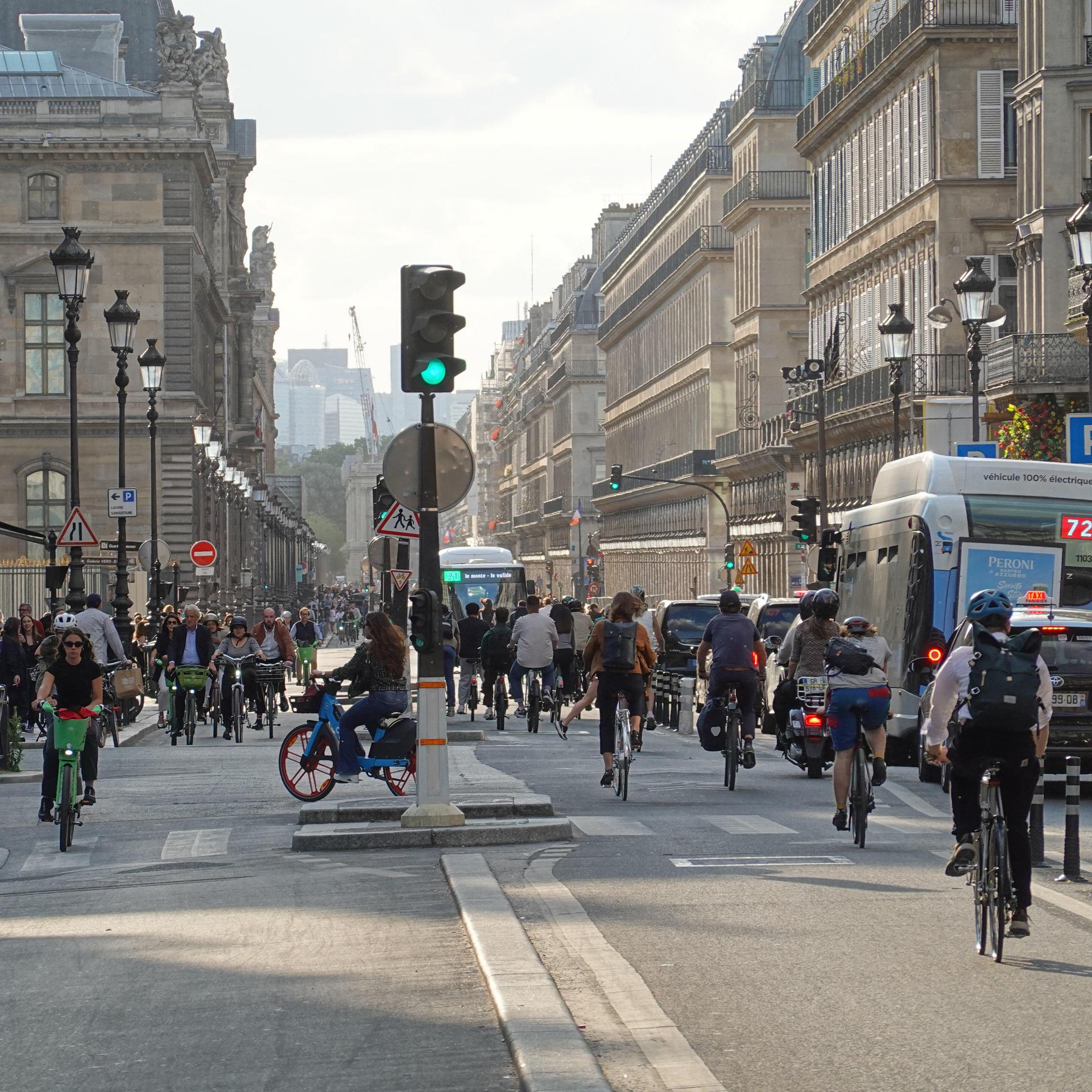 Verkehrswende - Paris will Fahrradstadt sein, aber nicht alle profitieren cover art