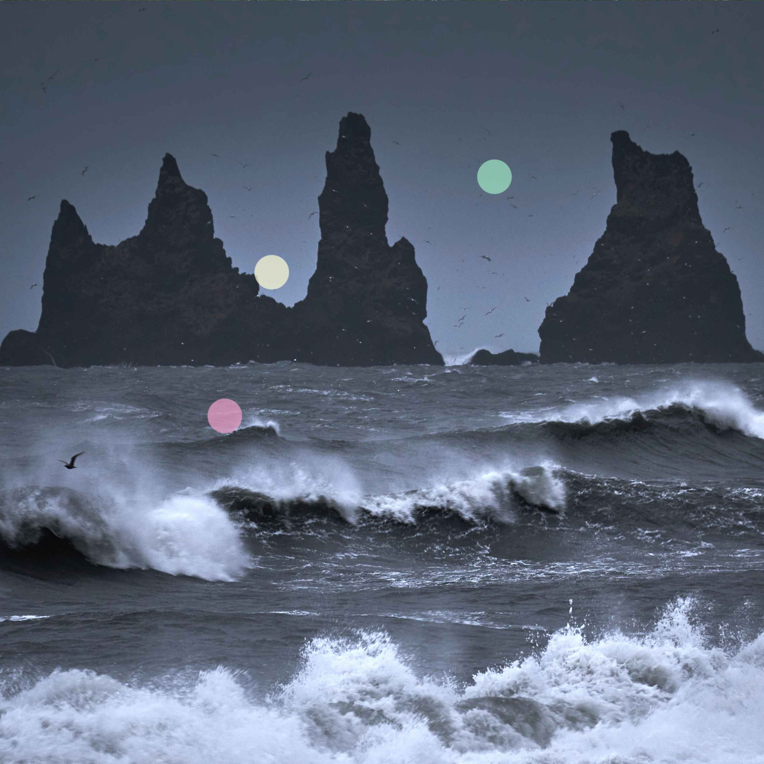 Vagues puissantes au loin sur la plage de sable noir de Reynisfjara cover art