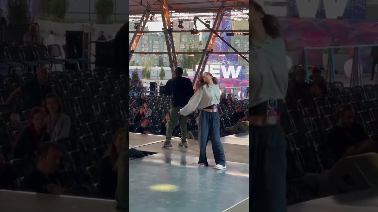 видео от А Малахова.Репетиция .Валерий Леонтьев (Новая Волна 25 08 26) Девять хризантем (отрывок) cover art