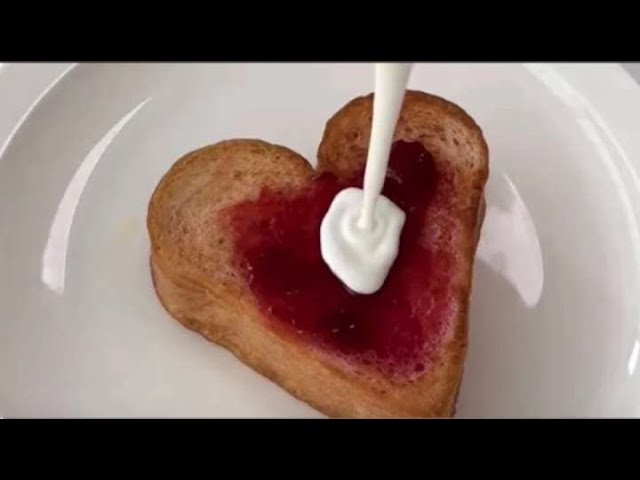 نمــت فــي بيــت ولــد خالتــي اللــي ما أطيقــه… إلّا دخــل علــي الغرفــة وشافنــي وأنــا! 🤤💖 cover art