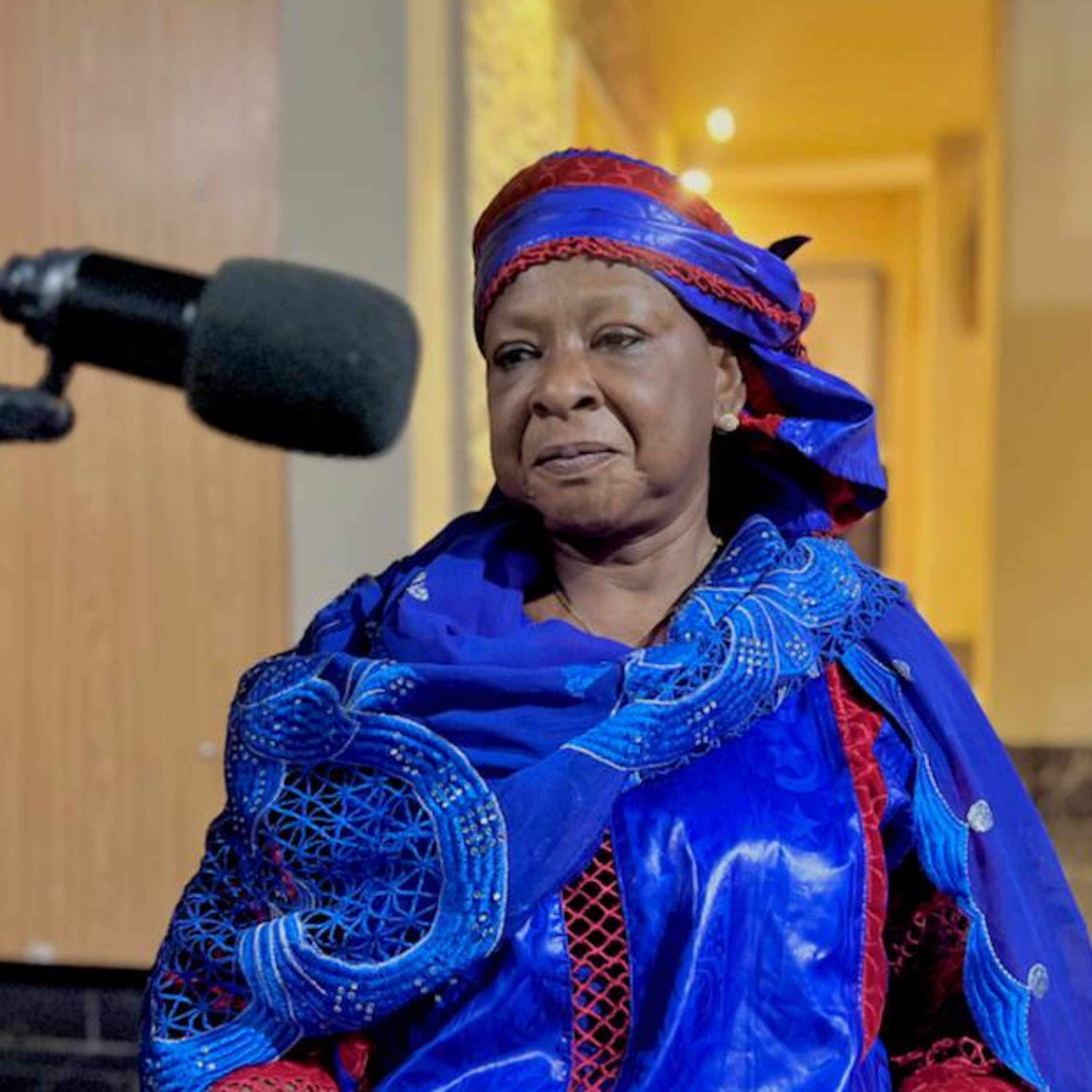 LA PROTECTRICE DES DEBUTS FRAGILES ET DES AMES INDIGENES : Aissata Gaye SOW, Le Récit Captivant d'une Sage-femme de Combat cover art