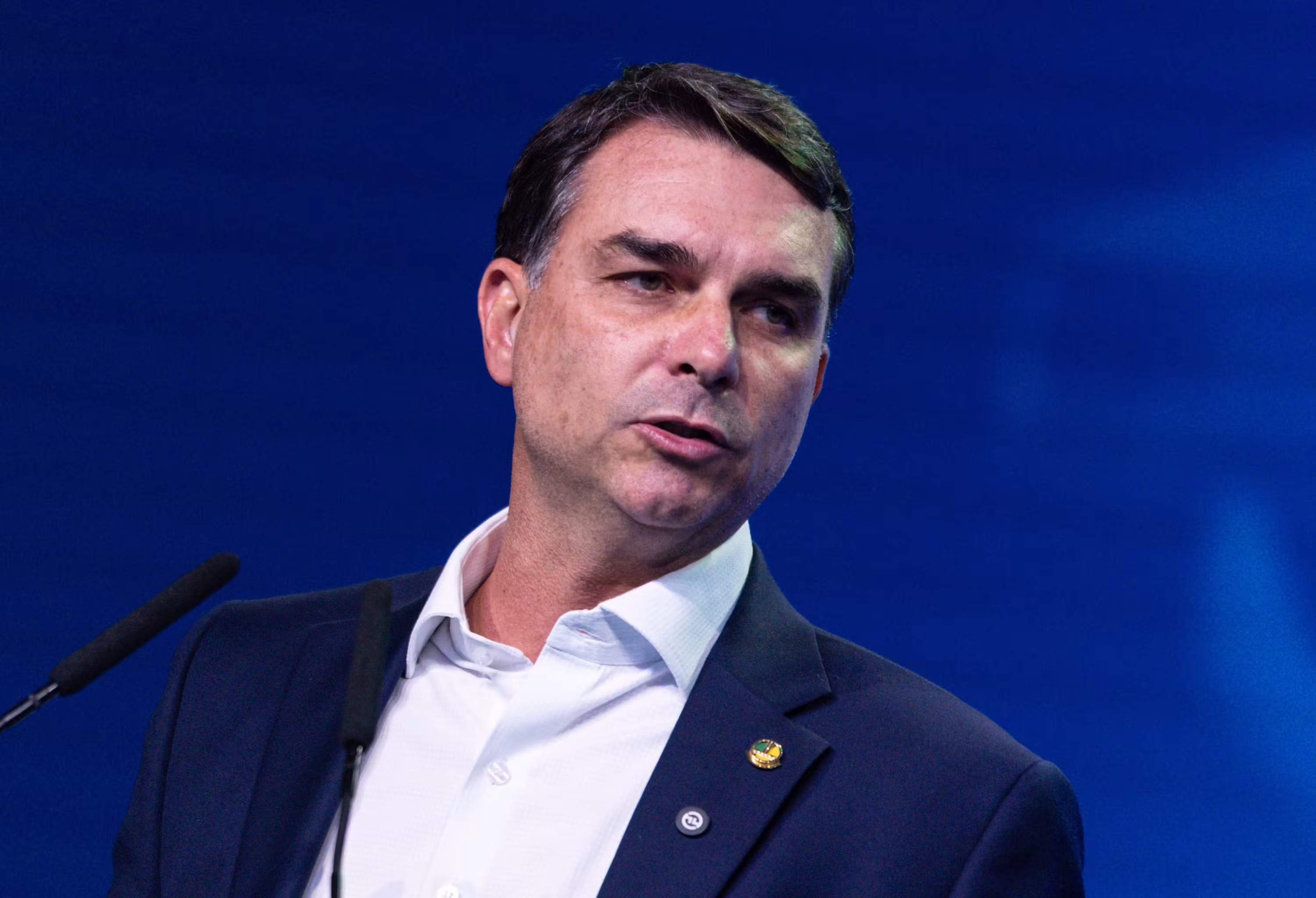 Assessora de Flávio Bolsonaro negociou emenda com ex-PM condenado no caso Marielle cover art